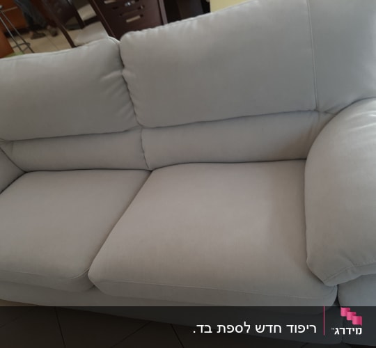 ספה מרופדת בבד אפור בהיר עם כריות רכות